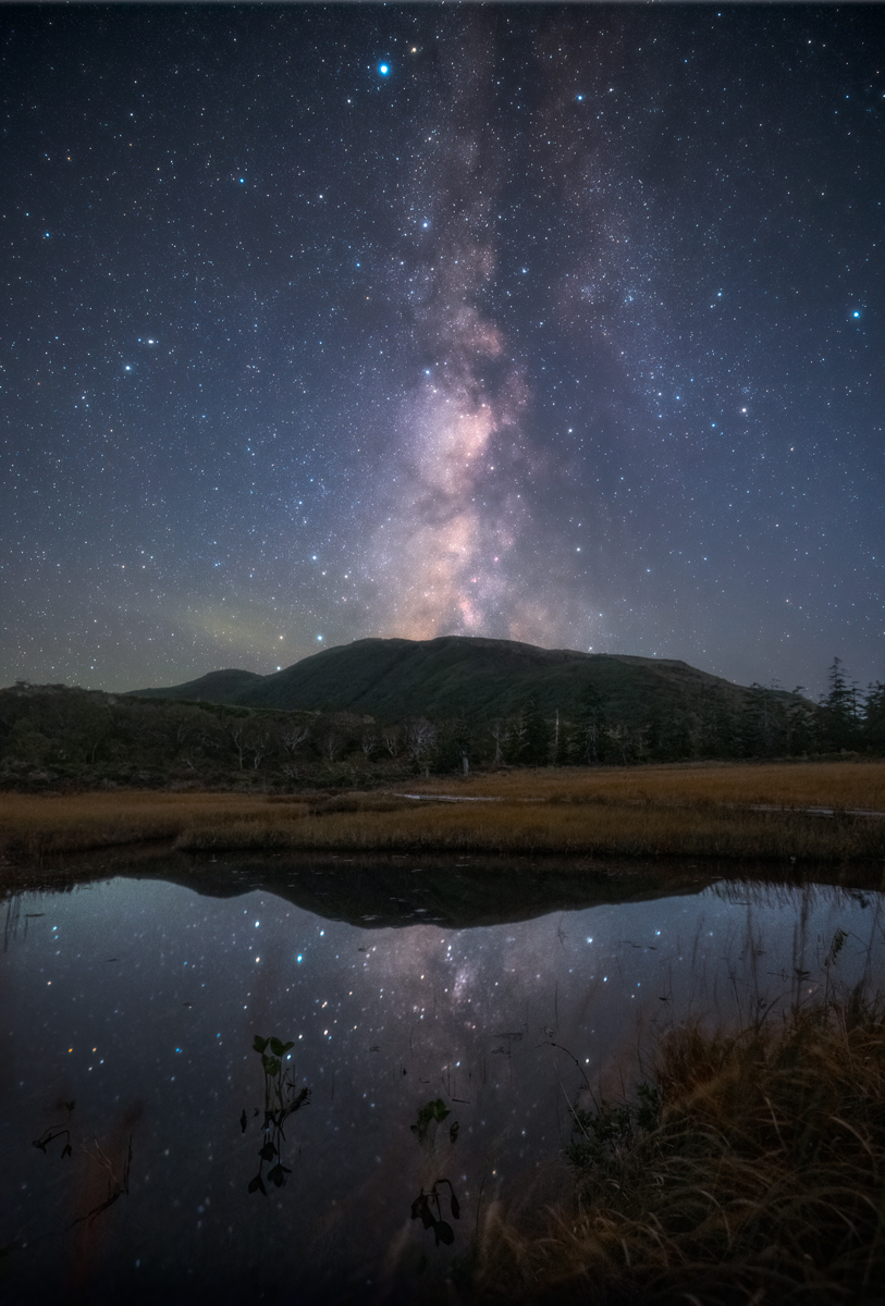 空一面の小さな星の１つ１つ、水面の星まで繊細に写し取ってくれた。その繊細な描写が写真全体として見たときに、空の下に広がる風景の説得力、満天の星空が持つある種の優しさを表現してくれる<br>【星空と地上をPhotoshopで深度合成】<br><span class="fnt-90">星空：20mm／マニュアル露出（F3.5、44秒）／ISO 10000／WB：2,750K／赤道儀</span><br><span class="fnt-85">地上：20mm／マニュアル露出（F3.5、44秒）／ISO 2500／WB：2,750K</span>