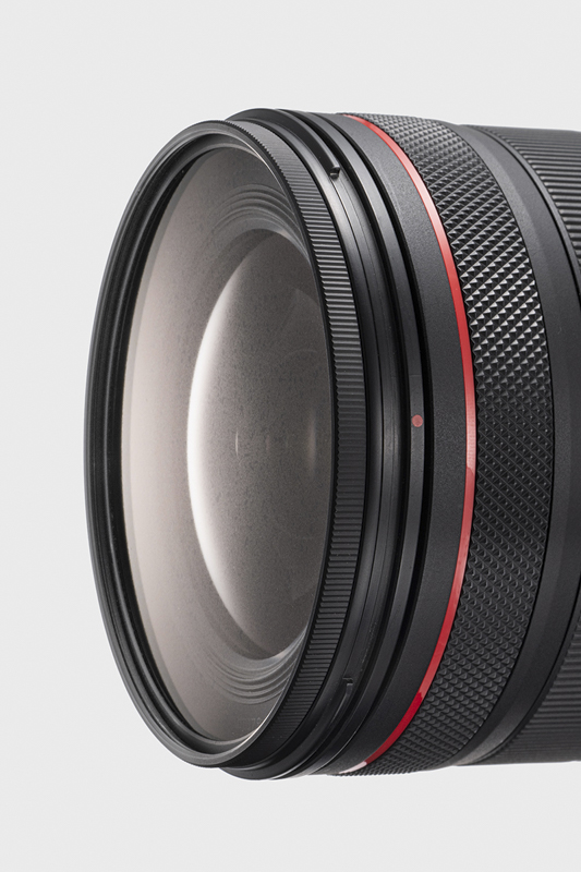 レンズ前面にねじ込み式の円形フィルターが装着できることも、リアに装着することがはばかられる多湿な夏の撮影ではうれしい