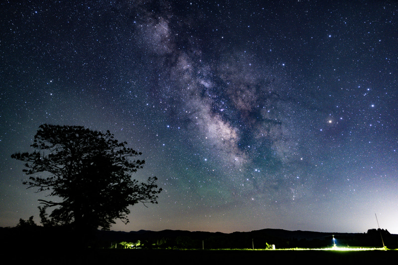5月末の夜半ごろの夏の天の川を郊外で撮影した。描写は素晴らしく、周辺の目立ったコマは発生しない。中央下に、緑色の夜間大気光が捉えられている<br><span class="fnt-85">α1／24mm／マニュアル露出（F1.8、30秒）／ISO 1600／WB：3,900K／赤道儀／ソフトフィルター</span>