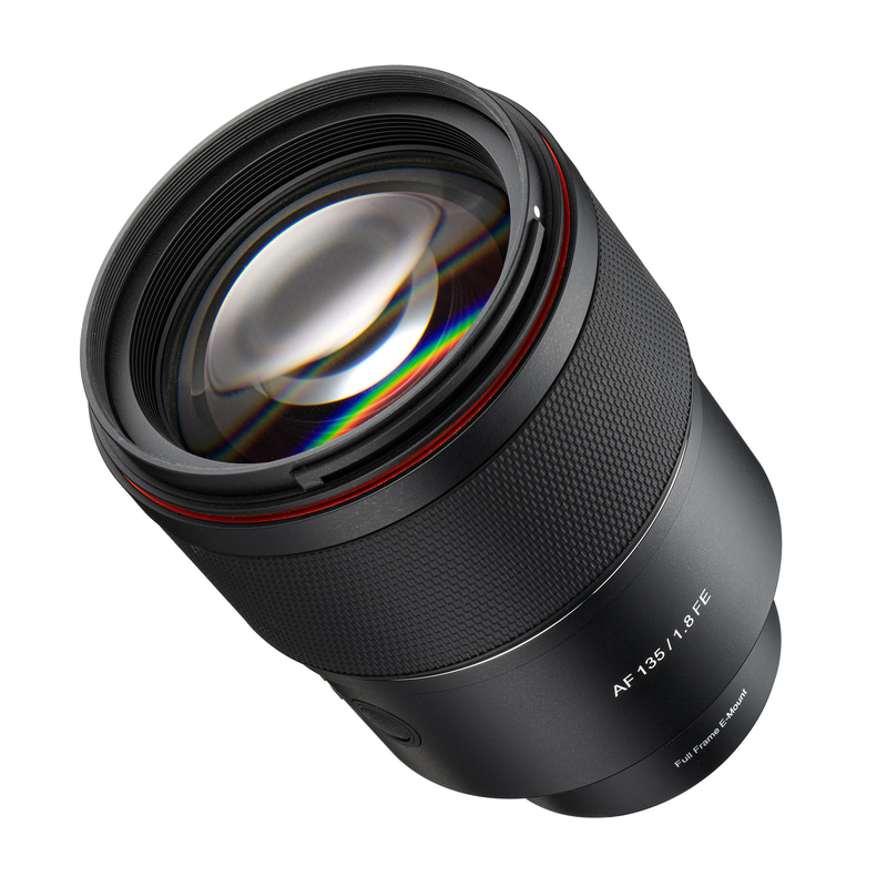 発売日：2022年5月27日<br>実勢価格：13万4,000円前後（税込）<br>　<br><b>●SPECIFICATION</b><br>対応マウント：ソニーE<br>レンズ構成：11群13枚<br>絞り羽根枚数：11枚<br>最小絞り：F22<br>最短撮影距離：0.69m<br>最大撮影倍率：0.243倍<br>外形寸法（最大径×全長）：約93.4×129.6mm<br>質量：約772g