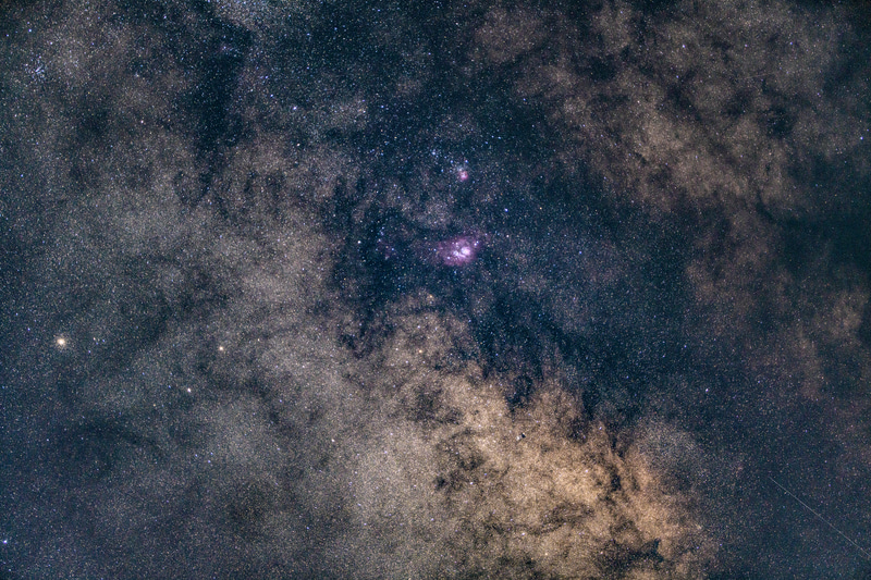 開放絞りから極めて良好な画質を示す。夏の天の川が、小さな星の集まりだというのがよく分かる。そこに重なる星雲や星団も明瞭に写し出している<br><span class="fnt-85">α1／135mm／マニュアル露出（F1.8、30秒）／ISO 1600／WB：3,900K／赤道儀／ソフトフィルター</span>