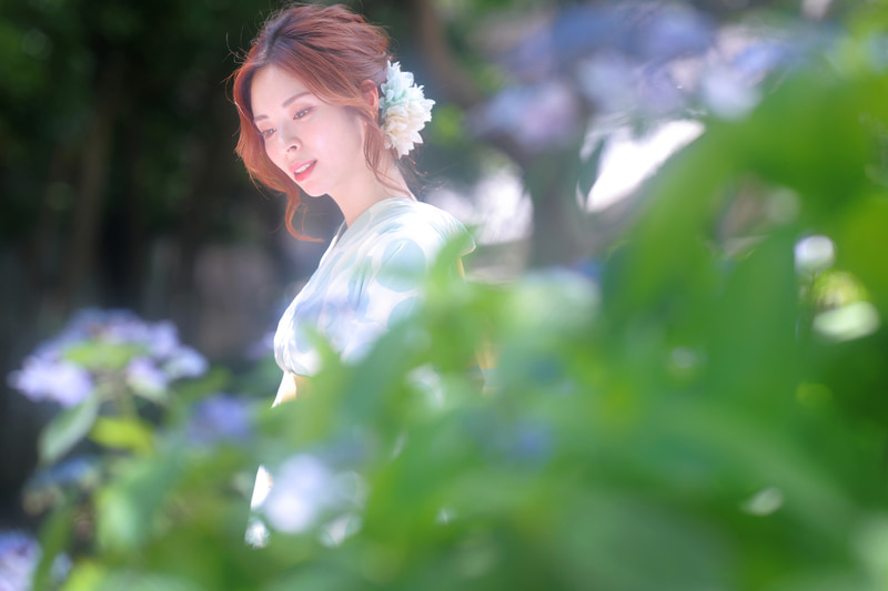 下に置いたレフ板の反射とシネマディフュージョンフィルターの効果で、白くにじませるような効果を作り出した。135mmの望遠域でも一脚なら構図が安定する（モデル：鎌田ありさ）<br><span class="fnt-85">キヤノン EOS R3／シグマ 135mm F1.8 DG HSM｜Art／135mm／プログラムAE（F2.8、1/200秒、＋1.0EV）／ISO 100／WB：オート</span>