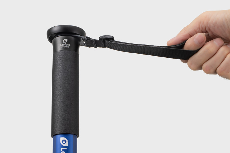 リストストラップは360°の回転式なので、どんな持ち方をしてもストレスなく携行可能だ