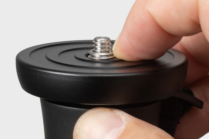 台座のネジにも工夫があり、ネジの外側部分を押し込むと、中に細ネジが現れる仕組みとなっている。この仕様によって、1/4インチ（細ネジ）と3/8インチ（太ネジ）の両方のネジ穴に対応し、組み合わせる機材を選ばない