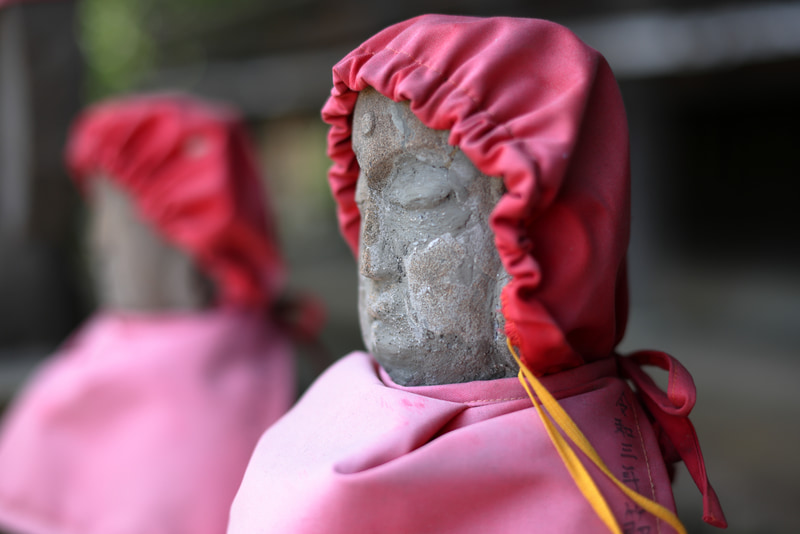 顔が破壊されたお地蔵さんですね。修復記録として撮影しときました。ディテール描写もバッチリです。でも硬い、冷たい雰囲気がないのが本レンズの良いところかもしれません。<br>EOS R5／EF50mm F1.4 USM／絞り優先AE（F2・1/800秒）／ISO 100