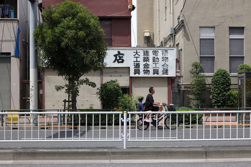 条件的にはインフに近いですが、木の葉っぱや壁のティテールを見ると、感激しますね。絞りこみ甲斐があるというか。<br>EOS R5／EF50mm F1.4 USM／絞り優先AE（F8・1/1,600秒）／ISO 400