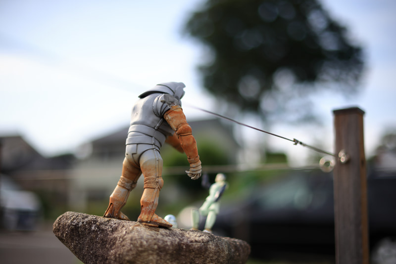 屋外に放置された玩具です。こういう条件だとハレーションが危険になりますのであまり空は入れたくなかったのですが、階調のつながり優秀です。カメラがいいのかレンズなのか。お互いが協力しているのか。<br>EOS R5／EF50mm F1.4 USM／絞り優先AE（F1.8・1/5,000秒）／ISO 100