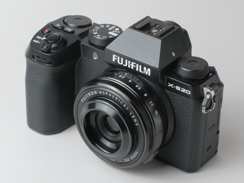 XF27mmF2.8 R WR（左）とXF60mmF2.4 R Macro（右）。本稿の作例撮りで使用した