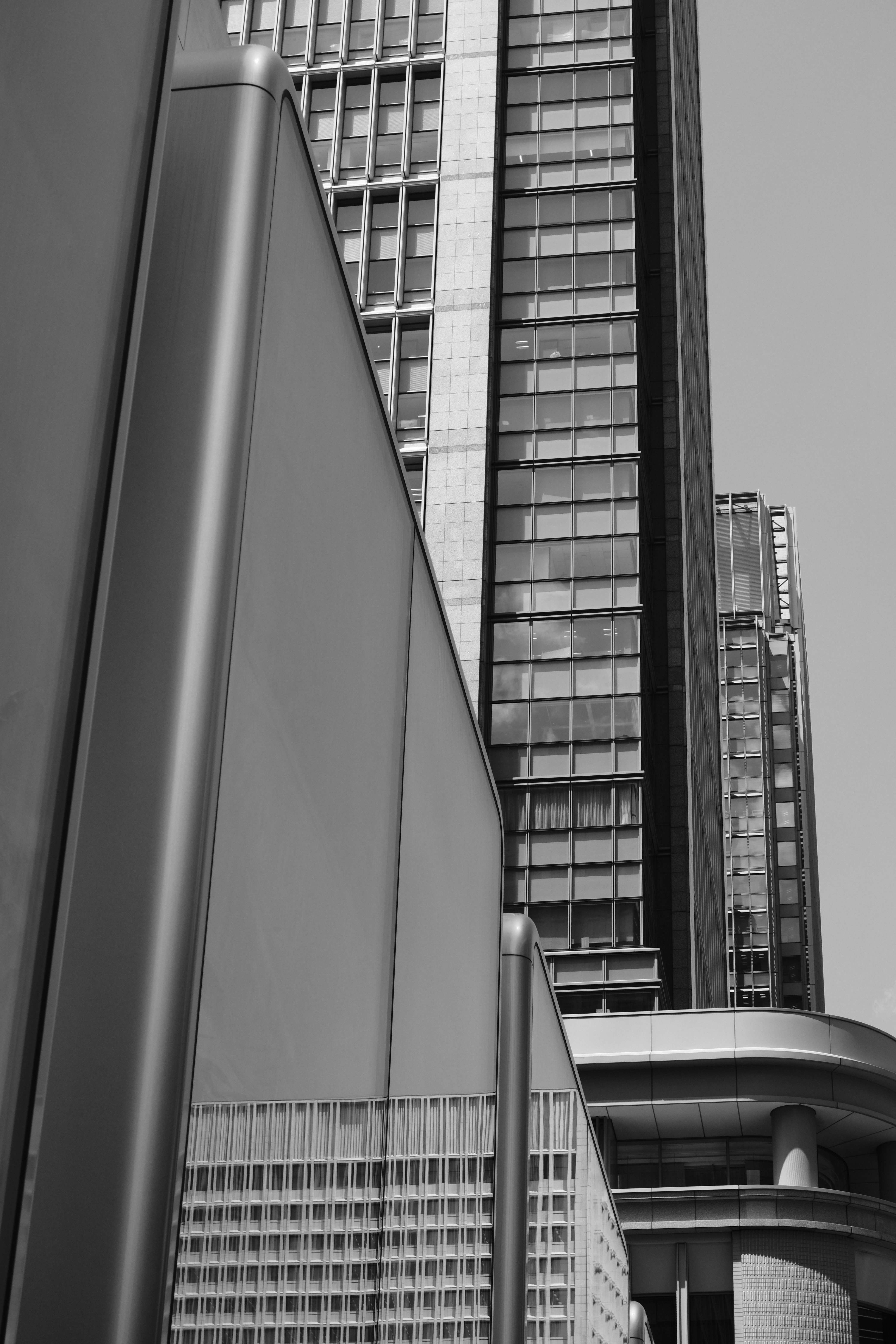 従来機までの世代（X-Proccesor 4搭載まで）のXシリーズでは、ビルなどの繰り返しパターンの対象に対してAF-Cで撮影しているとピンボケになる場合がチラホラあったが、本機はX-T5と同様でピンボケになりにくくなっている。AF-C運用が基本の筆者にとってはとても嬉しいポイント<br><span class="fnt-85">X-S20／XC15-45mmF3.5-5.6 OIS PZ／45mm（68mm相当）／絞り優先AE（1/850秒・F5.6・-0.3EV）／ISO 320／ACROS+Rフィルタ</span>