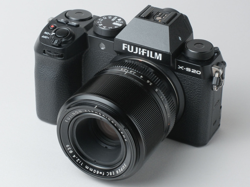 XF27mmF2.8 R WR（左）とXF60mmF2.4 R Macro（右）。本稿の作例撮りで使用した