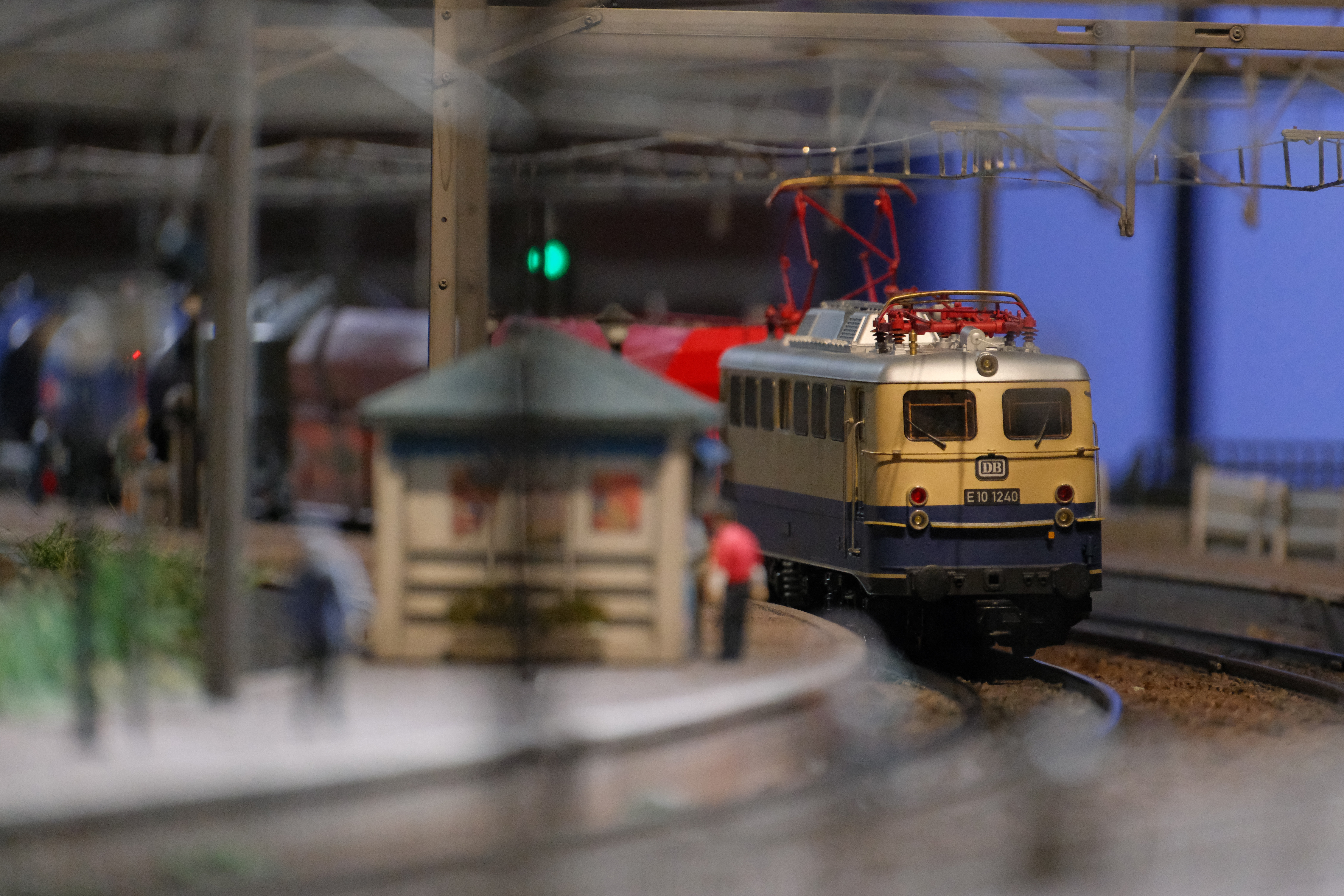 正直な意見として、EOS R10やR50、R7の方がAFは上です。とは言え、積層センサーではない機種として、AF性能で業界をリードするソニーとキヤノンに続くポジションを確立したのが富士フイルムというのは、Xシリーズユーザーとしては非常に感慨深い。動体撮影の場合、これ以上はEVFのラグや連続撮影中の表示品質によって被写体を安定してフレーミング出来るかどうかという、感覚的な性能も重要。価格帯的に20万円を超える機種なので、筆者としては少しハイレベルな要求をしたくなる