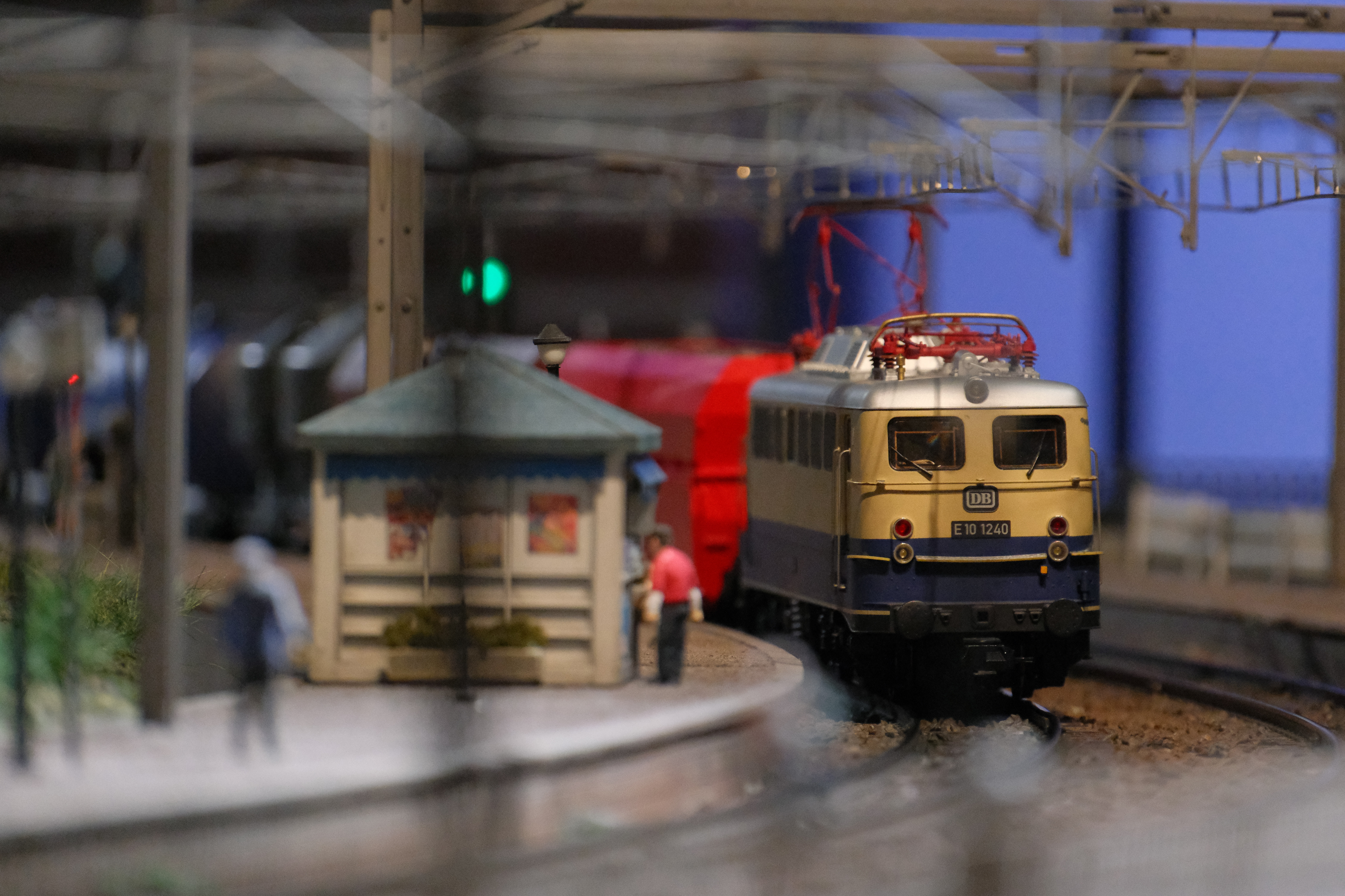 正直な意見として、EOS R10やR50、R7の方がAFは上です。とは言え、積層センサーではない機種として、AF性能で業界をリードするソニーとキヤノンに続くポジションを確立したのが富士フイルムというのは、Xシリーズユーザーとしては非常に感慨深い。動体撮影の場合、これ以上はEVFのラグや連続撮影中の表示品質によって被写体を安定してフレーミング出来るかどうかという、感覚的な性能も重要。価格帯的に20万円を超える機種なので、筆者としては少しハイレベルな要求をしたくなる