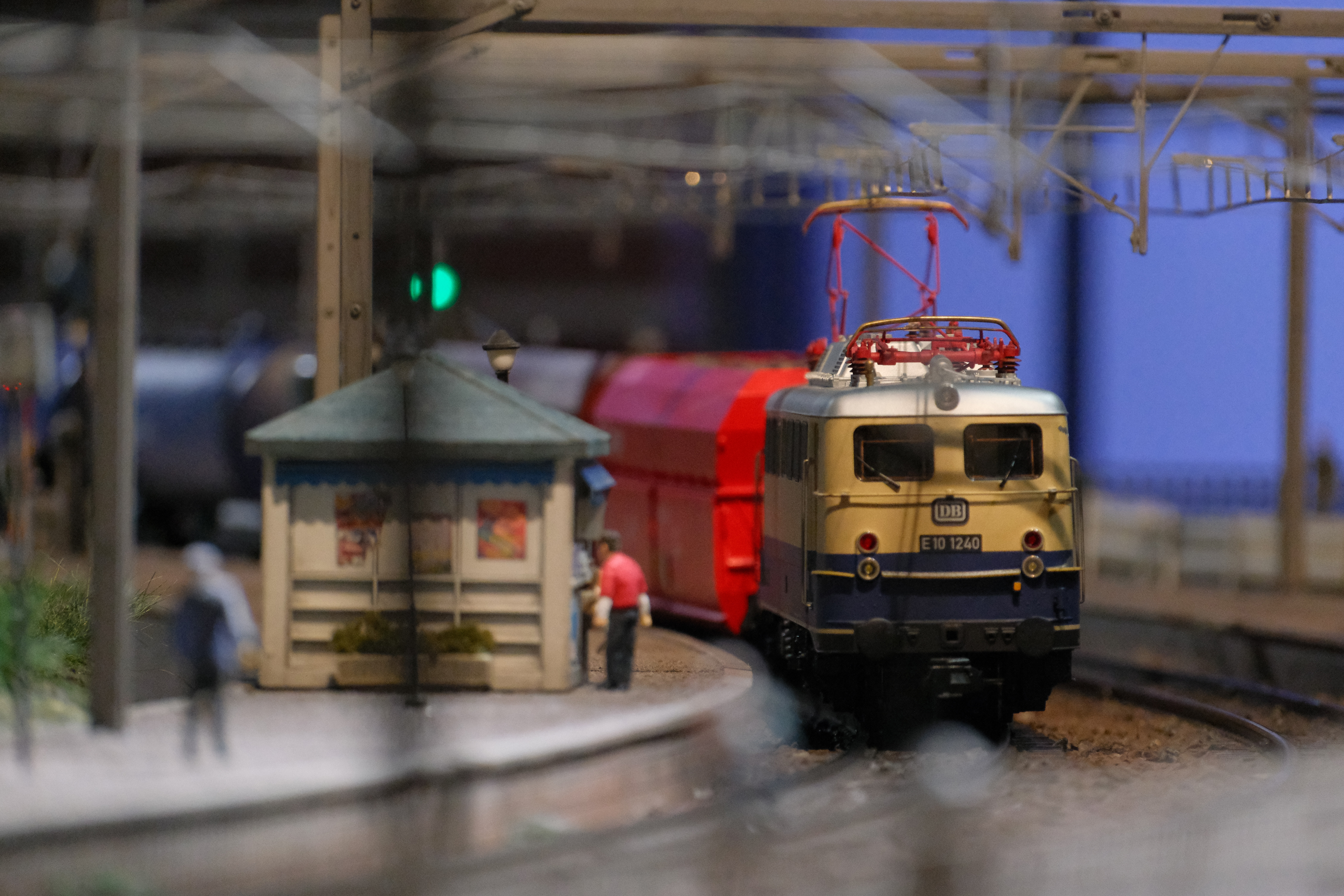 正直な意見として、EOS R10やR50、R7の方がAFは上です。とは言え、積層センサーではない機種として、AF性能で業界をリードするソニーとキヤノンに続くポジションを確立したのが富士フイルムというのは、Xシリーズユーザーとしては非常に感慨深い。動体撮影の場合、これ以上はEVFのラグや連続撮影中の表示品質によって被写体を安定してフレーミング出来るかどうかという、感覚的な性能も重要。価格帯的に20万円を超える機種なので、筆者としては少しハイレベルな要求をしたくなる