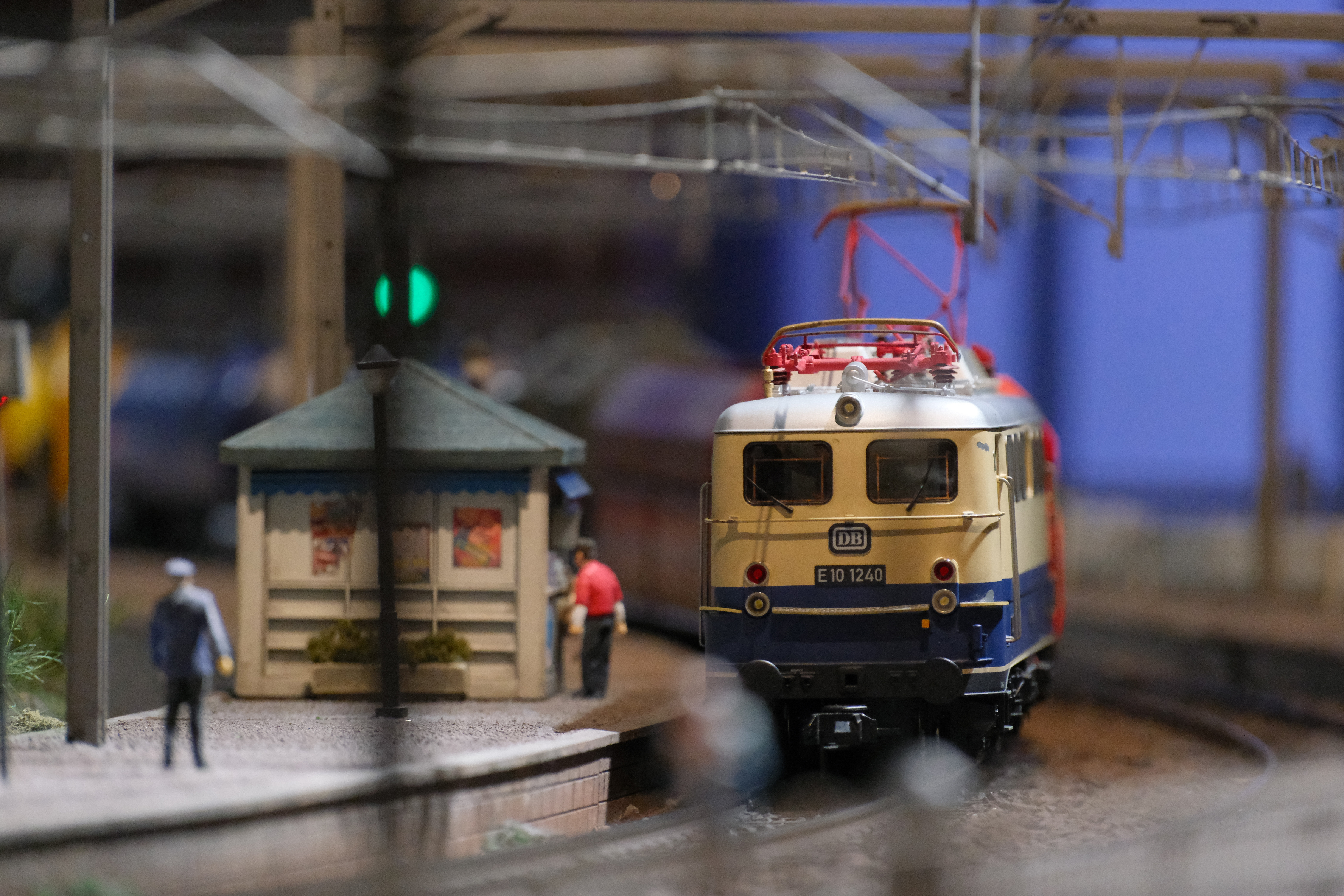 正直な意見として、EOS R10やR50、R7の方がAFは上です。とは言え、積層センサーではない機種として、AF性能で業界をリードするソニーとキヤノンに続くポジションを確立したのが富士フイルムというのは、Xシリーズユーザーとしては非常に感慨深い。動体撮影の場合、これ以上はEVFのラグや連続撮影中の表示品質によって被写体を安定してフレーミング出来るかどうかという、感覚的な性能も重要。価格帯的に20万円を超える機種なので、筆者としては少しハイレベルな要求をしたくなる