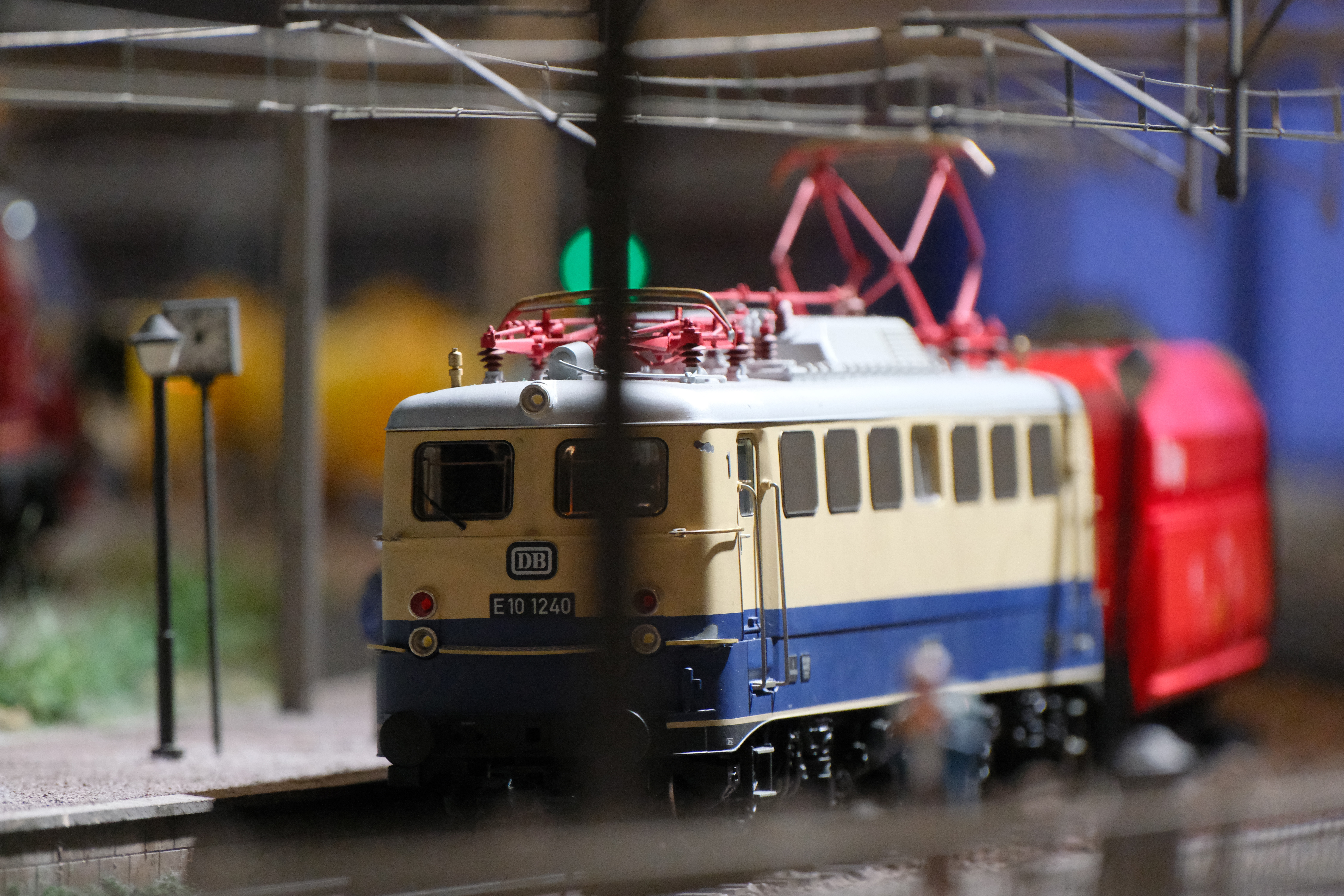 正直な意見として、EOS R10やR50、R7の方がAFは上です。とは言え、積層センサーではない機種として、AF性能で業界をリードするソニーとキヤノンに続くポジションを確立したのが富士フイルムというのは、Xシリーズユーザーとしては非常に感慨深い。動体撮影の場合、これ以上はEVFのラグや連続撮影中の表示品質によって被写体を安定してフレーミング出来るかどうかという、感覚的な性能も重要。価格帯的に20万円を超える機種なので、筆者としては少しハイレベルな要求をしたくなる