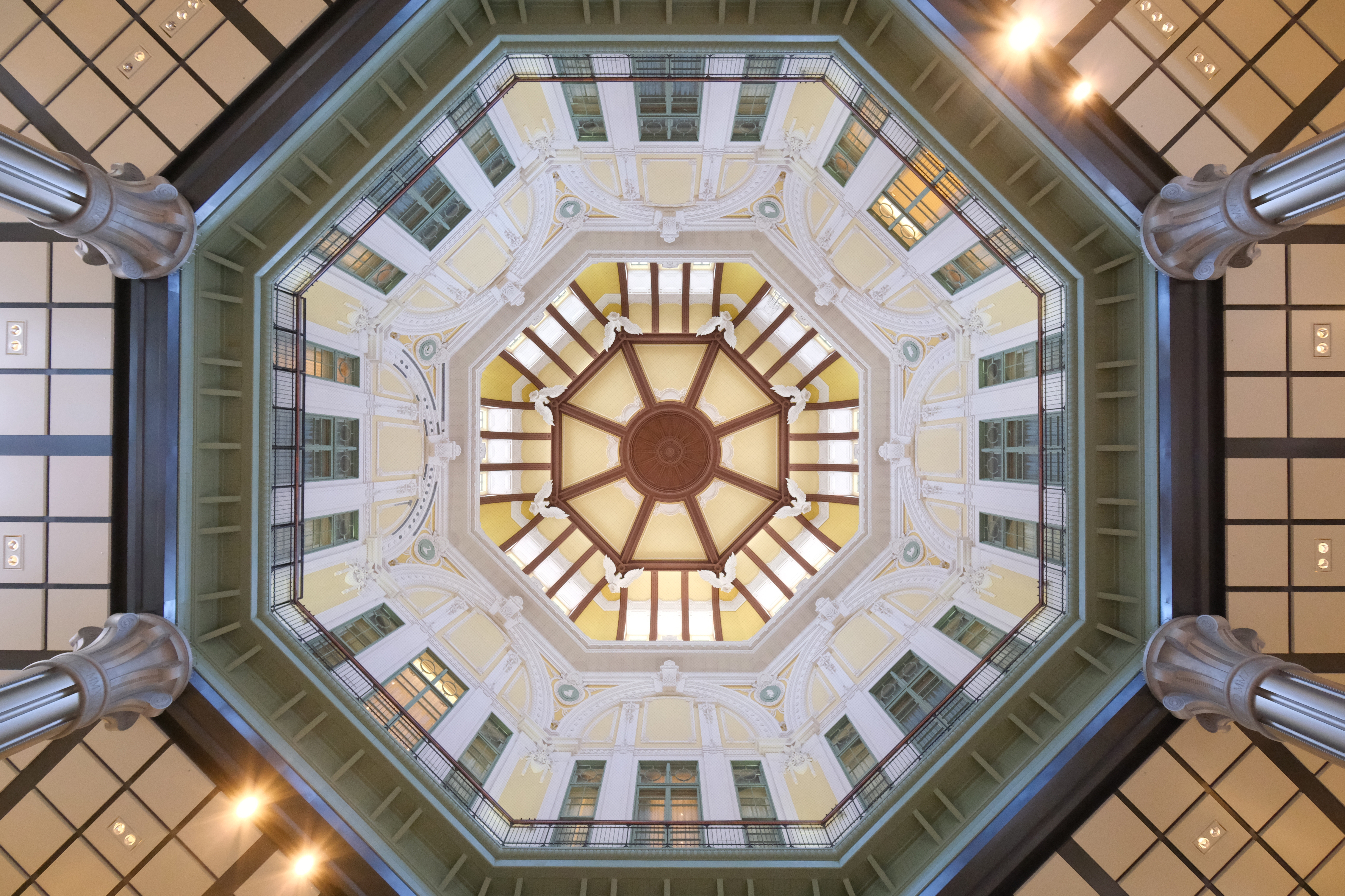 とてもよく写っている。今回のシーンでは人工光源が画角内に入り込んだ場合であってもヘンテコなフレア・ゴーストが出ることは無かった。X-S20の高ISO感度画質についても良好でしょう<br><span class="fnt-85">X-S20／XF8mmF3.5 R WR／8mm（12mm相当）／絞り優先AE（1/100秒・F4・+1.0EV）／ISO 4000／PROVIA/スタンダード</span>