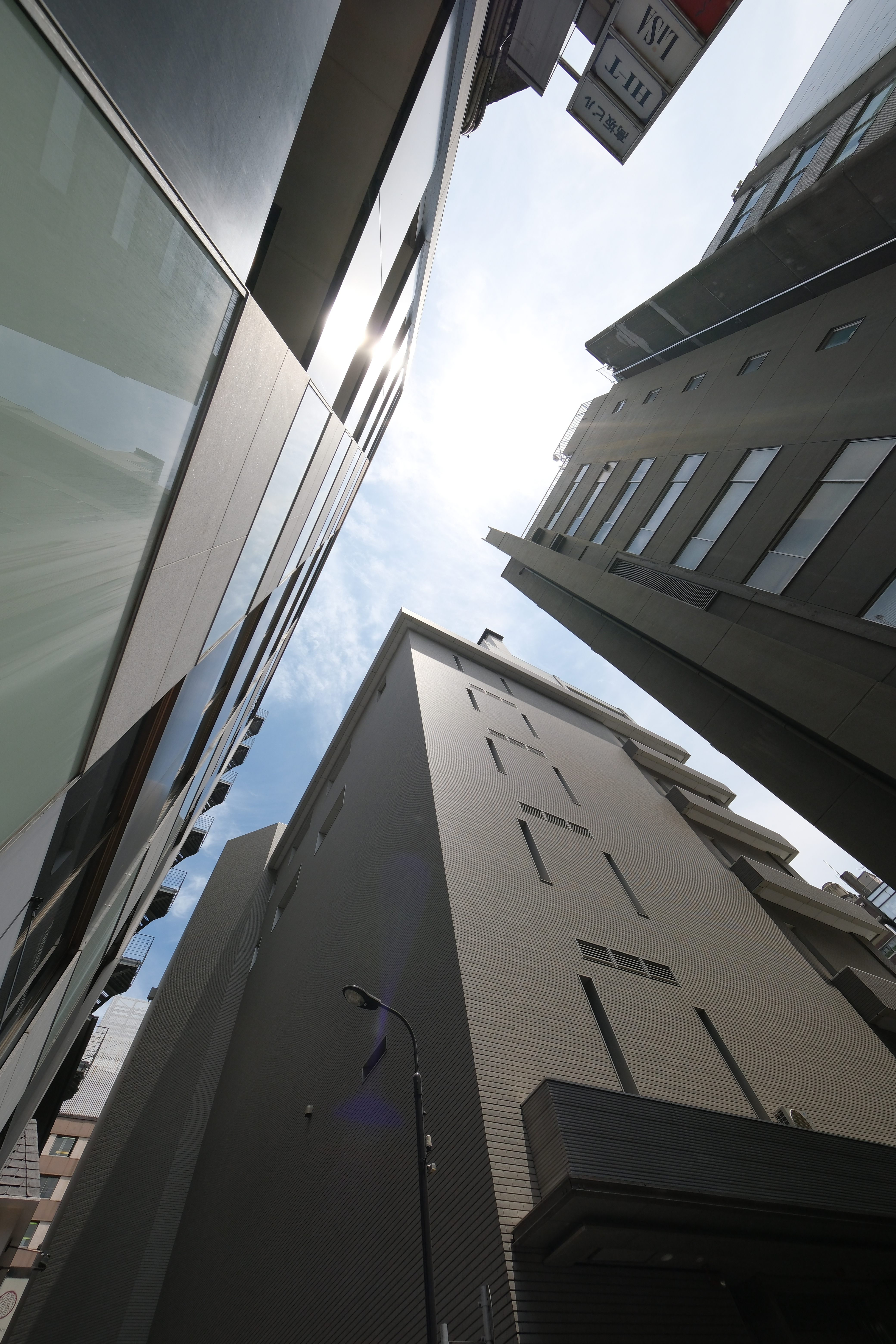 筆者が試した限りの逆光ワーストがこのカット。大変優秀だと思う<br><span class="fnt-85">X-S20／XF8mmF3.5 R WR／8mm（12mm相当）／絞り優先AE（1/1,400秒・F5.6・-0.3EV）／ISO 320／PROVIA/スタンダード</span>