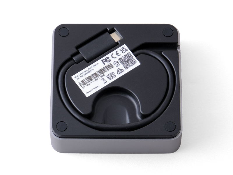 さらに底面にUSB Type-Cコネクタ付きのケーブルが本体じか付けで仕込まれている