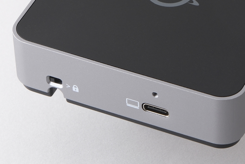 PCとの接続はUSB 3.2 Gen2対応のUSB Type-Cコネクタを使用。左には書き込み防止用スイッチも見える