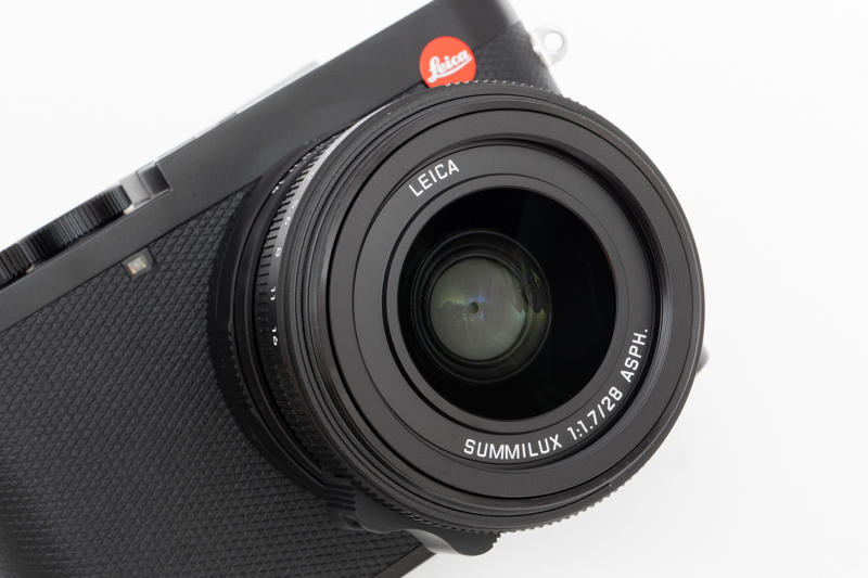 レンズはライカQシリーズでお馴染みのズミルックスf1.7/28mm ASPH.。ライカで初めて像面位相差AFを採用した。コントラストAFとのハイブリッド方式により、高速かつ正確な測距を可能にしている。光学式の手ブレ補正機構を継承