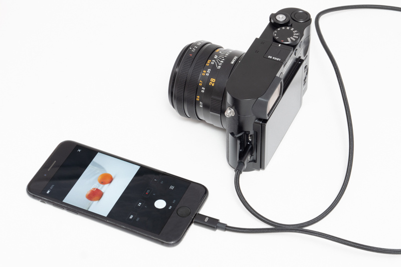 iPhoneやiPadとは、付属のUSB Type-C - Lightningケーブルで接続してリモート撮影や撮影データの転送が行える。またAndroid端末の場合は、市販のUSB Type-Cケーブルで対応する