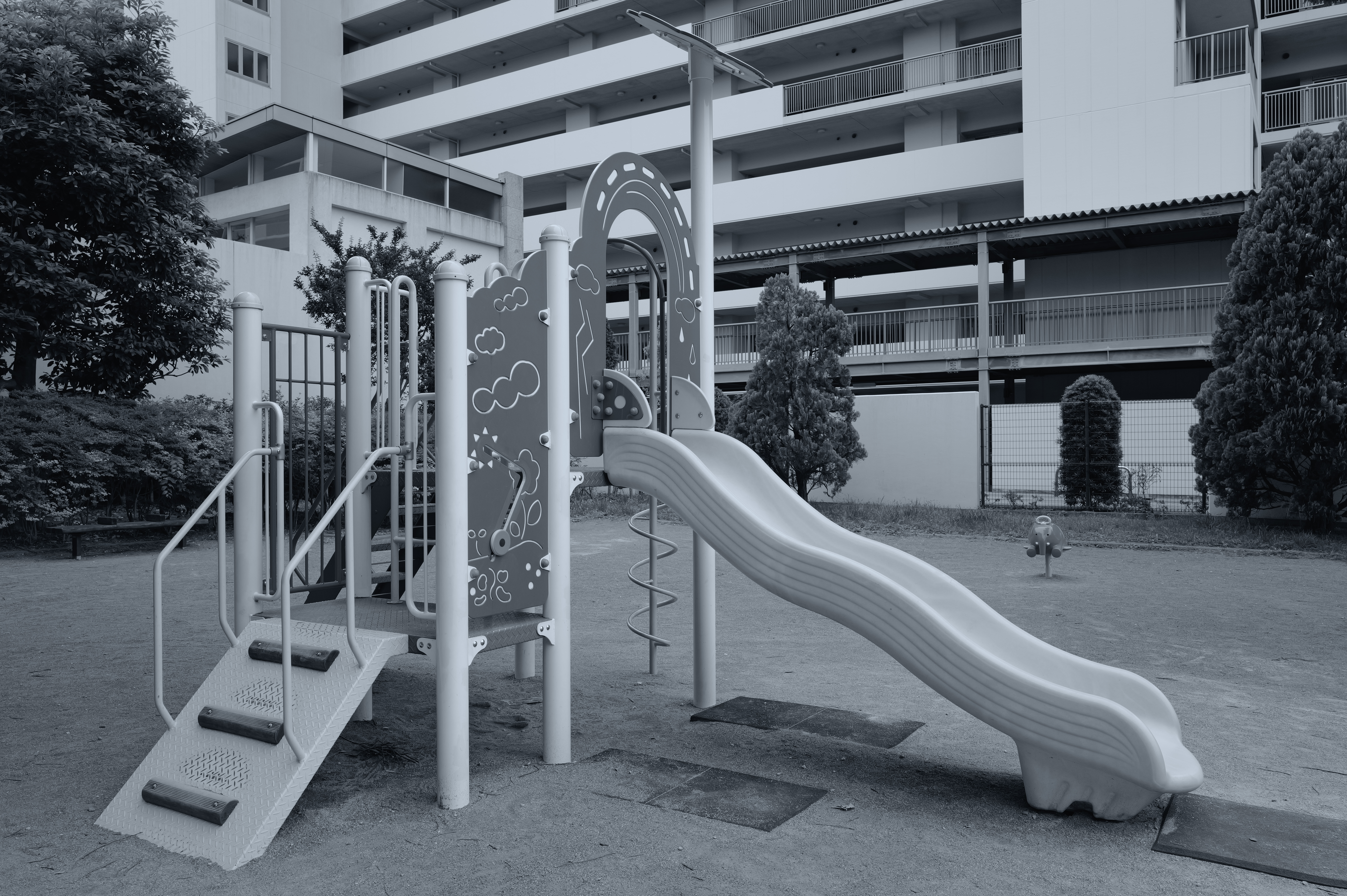 その名の通り、青いモノクロ写真になった。雪景色のような冷たさを表現するのに似合いそうだ