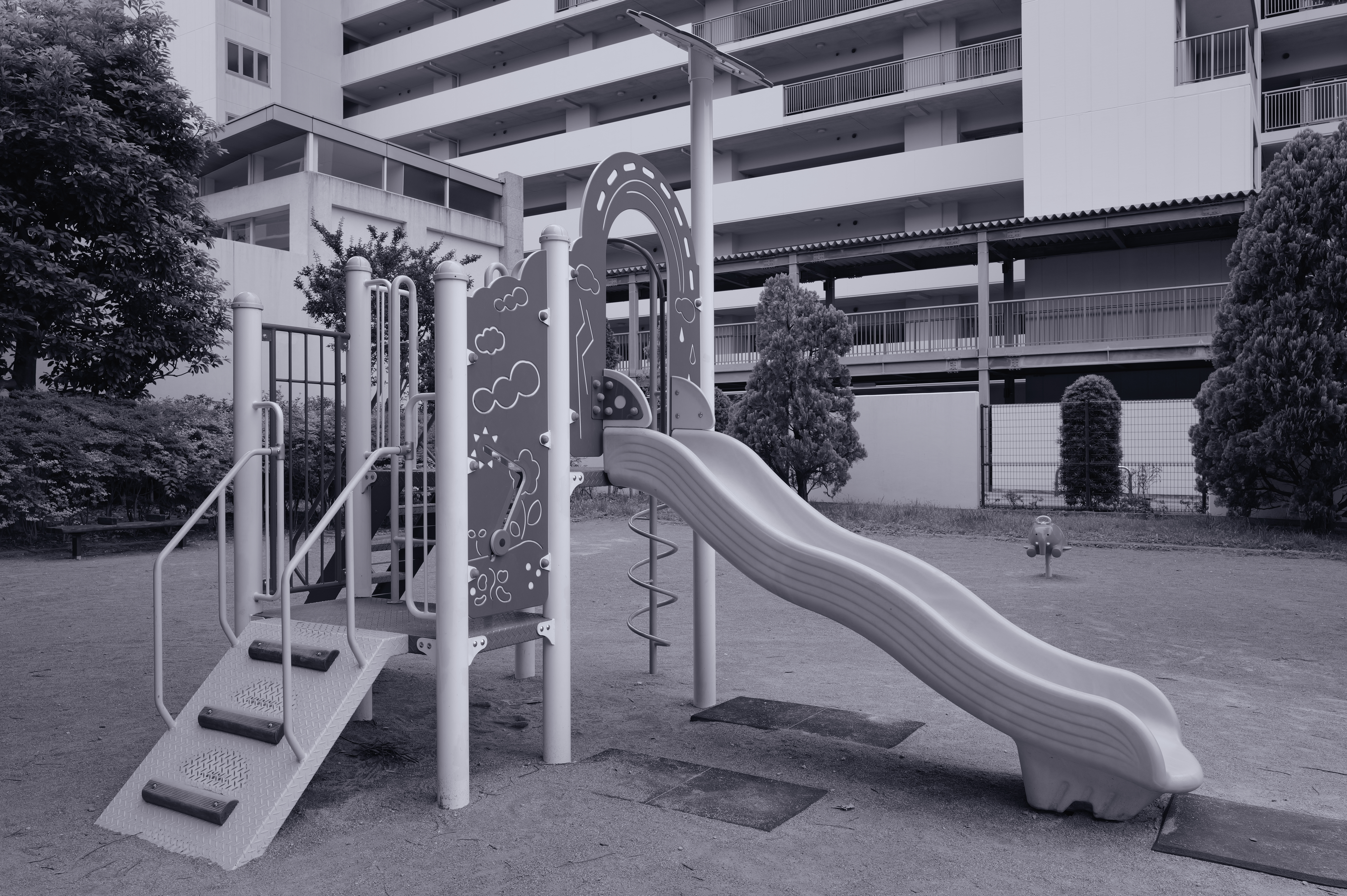 セレン調色（セレニウムトーニング）したような仕上がり。Blueとは異なり、紫に近い色だ