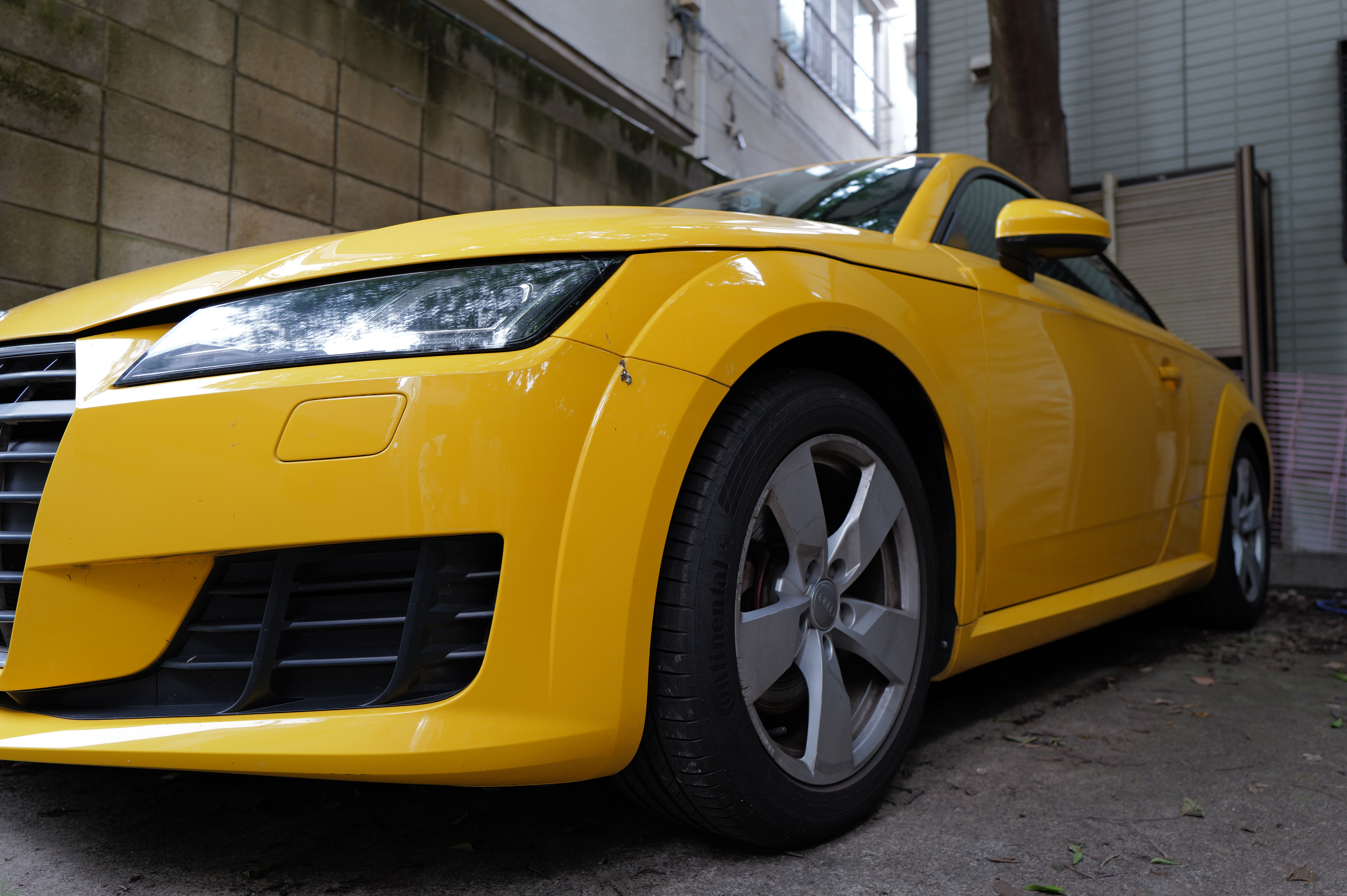 チルト式になった背面モニターを活用して、ローアングルから車を撮影。さらに広角レンズらしい遠近感も狙った。ライカQ3ならこうした撮影も楽に行える<br>ライカQ3／SUMMILUX f1.7/28mm ASPH.／絞り優先AE（F4・1/20秒）／ISO 100