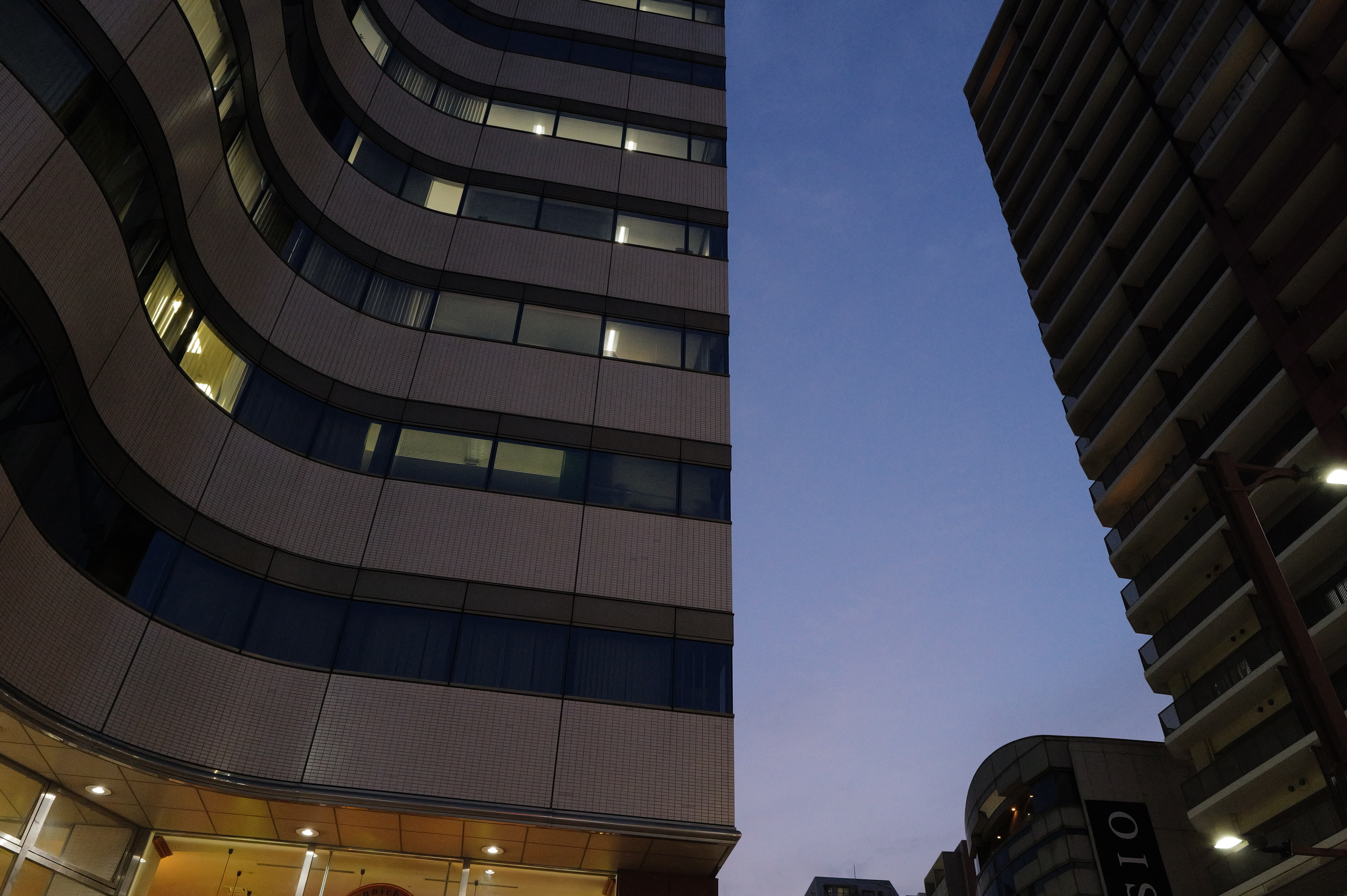 夕暮れの街と空をISO 6400で撮影した。ややノイズ感はあるものの、建物の細かなディテールが潰れず、解像感のある仕上がりだ<br>ライカQ3／SUMMILUX f1.7/28mm ASPH.／絞り優先AE（F8・1/50秒）／ISO 6400