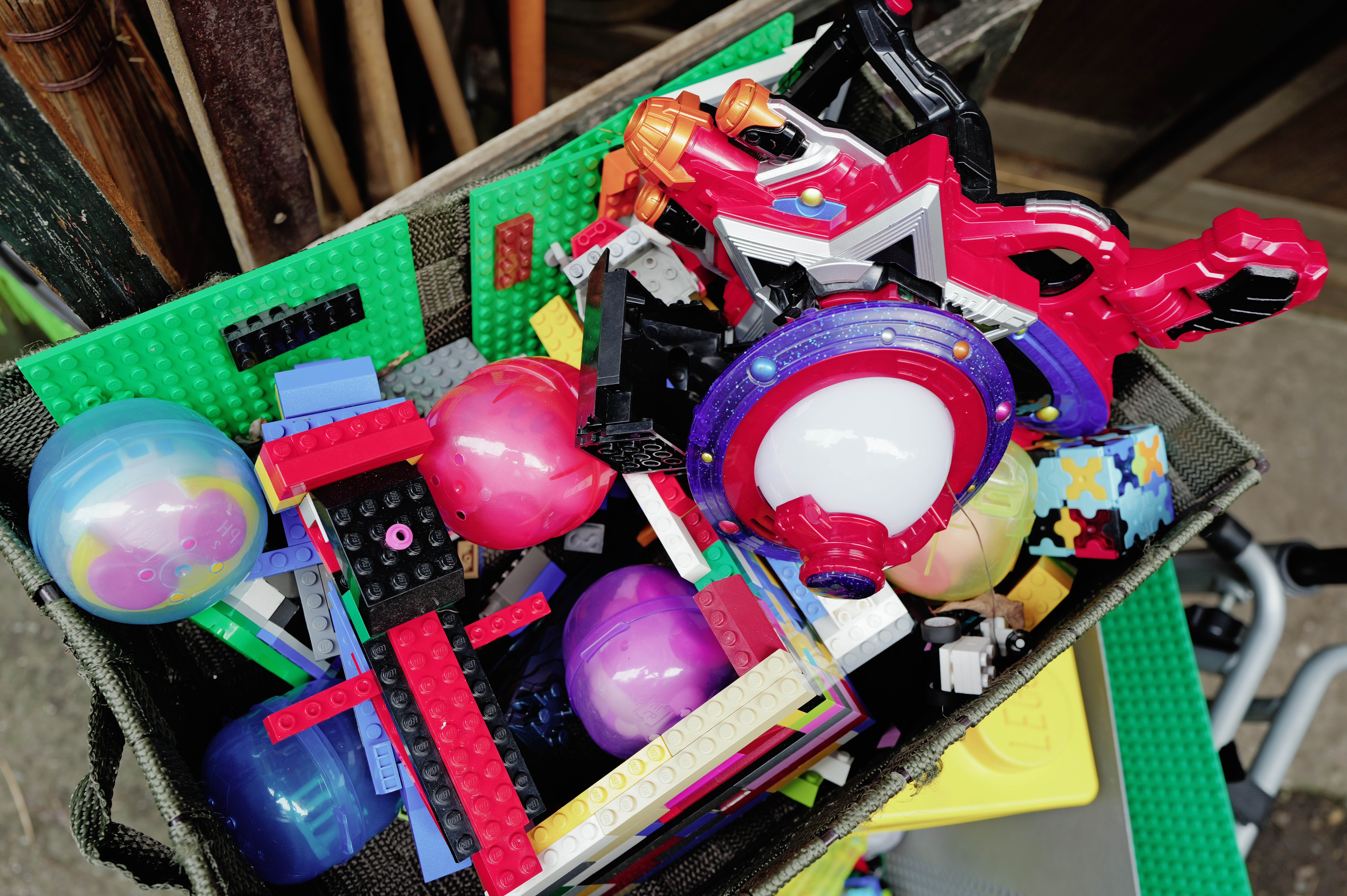 路地に置かれていた玩具が入った箱。Leica LookのContemporaryで撮影した。あっさりした色調になり、どことなく昔を思い出すような雰囲気になった<br>ライカQ3／SUMMILUX f1.7/28mm ASPH.／絞り優先AE（F5.6・1/15秒）／ISO 100