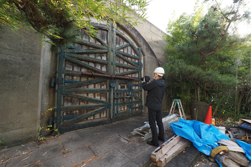 ヘルメットをかぶりマスクを着用し撮影にあたる