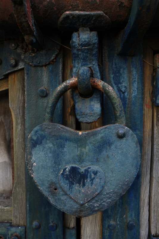 ハート型の鍵は中心にもハートマークがある。 キヤノンEOS R5 / RF24-70mm F2.8 L IS USM / 絞り優先AE（F5.6・1/160秒・-1.7EV）/ ISO 400