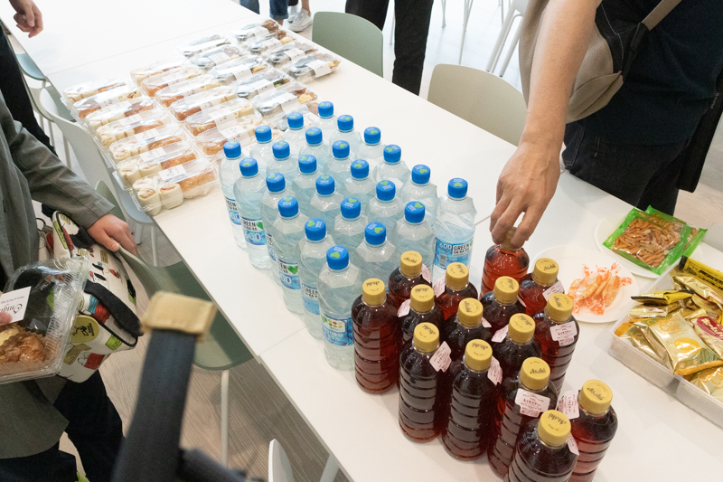 参加者には軽食が振る舞われた