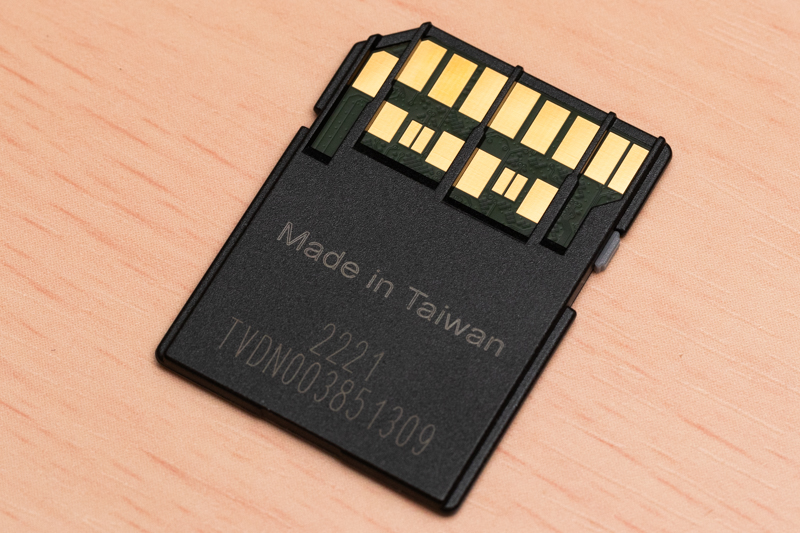 本シリーズはUHS-II規格なので端子は2列になっている