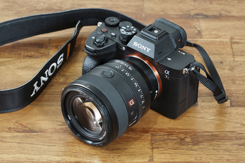 魚住さんの撮影セット。FE 50mm F1.4 GMをα7R Vに装着