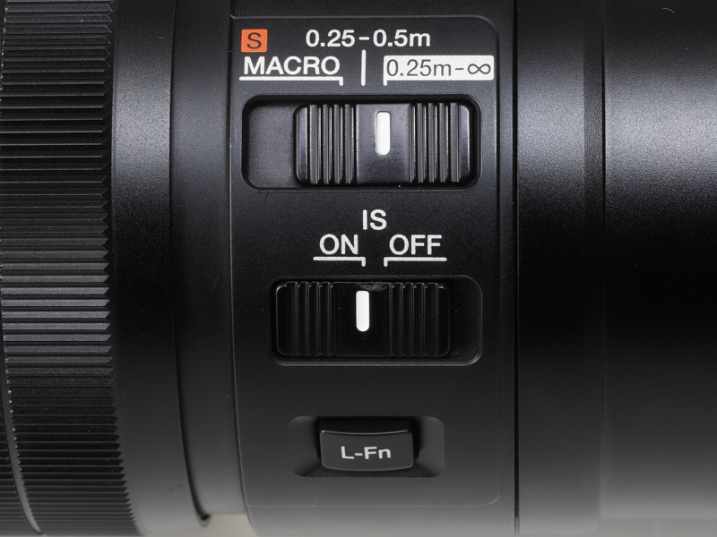 フォーカスリミッターを装備。ISのオン/オフももちろんできます。S-MACROは最大撮影倍率2倍に達するモードで、最短撮影距離が0.25mから0.224mに縮まり、開放F値はF5になります。Fnボタンもありますが、何を設定したら便利なのかな。だいたい何を設定したか忘れるんですよね