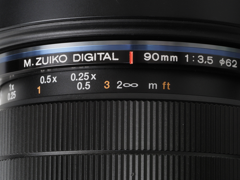 フォーカスリングを手前に引くとMFに切り替わり、距離指標も出現します。この方式は評価しますが、いずれのレンズも、もう少しクラッチの動きを固くして欲しいですね。特に必要のない場合は、メニューからマニュアルフォーカスクラッチ機構を無効にしておくとミスを防ぐことができます