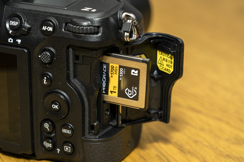 Z 8はCFexpress Type BとSDXC UHS-IIのデュアルスロットを採用する