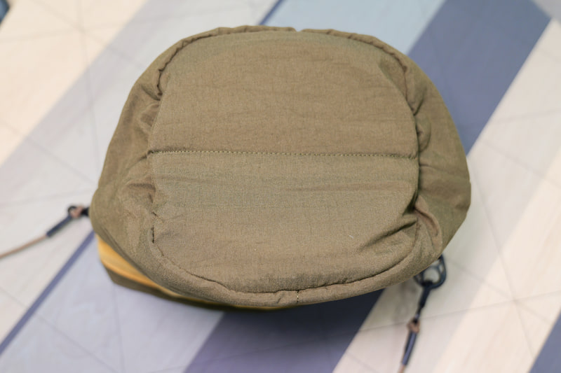 底面のクッション材が半分に折れることで、バッグ自体をコンパクトに折りたたむことができる