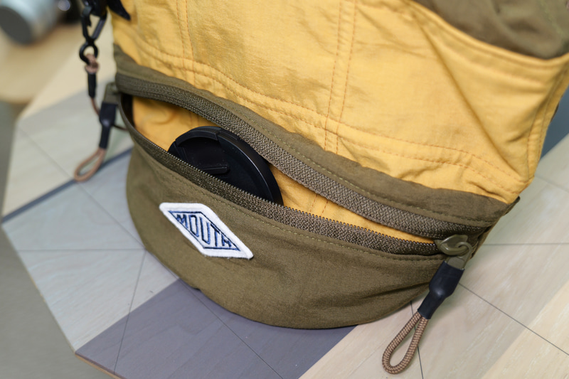 フロント側のジッパーポケット