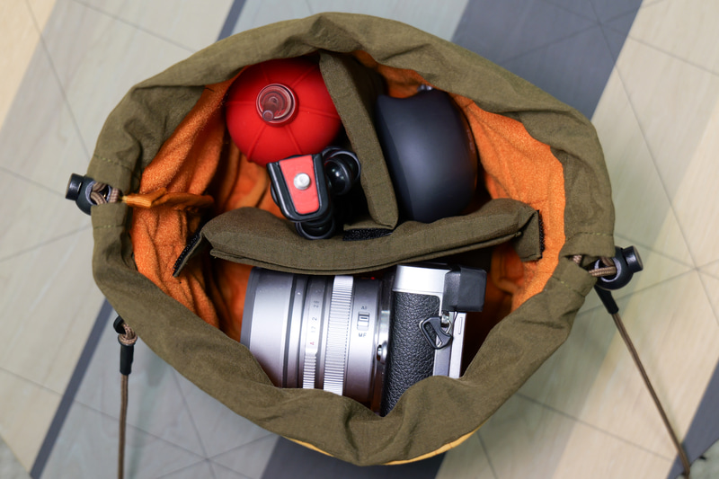 中仕切りで内部を3つの部屋に分割。カメラに加えて、小物類の収納にも十分なスペースがある