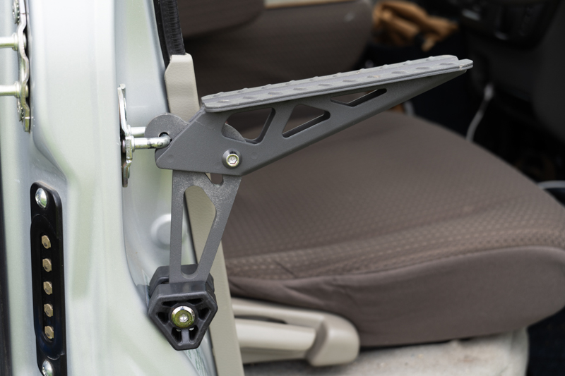 フロントドアだけでなく、スライドドアもOK。ここに足をかければ楽に屋根に届きます