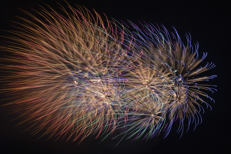 暴風雨の中で開催された「ふくろい遠州の花火」で撮影。右から左に吹く風のため、花火が横に流れている（撮影：金武 武）<br><span class="fnt-85">D600／AF-S NIKKOR 18-35mm f/3.5-4.5G ED／28mm／マニュアル露出（3.5秒、F9.5）／ISO 100</span>