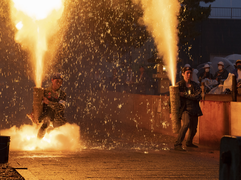 OMシステムのプロキャプチャーモードは手筒花火のハネの瞬間を撮るのに最適だ（撮影：金武 武）<br><span class="fnt-85">OM-1／M.ZUIKO DIGITAL ED 40-150mm F2.8 PRO／110mm（220mm相当）／マニュアル露出（1/125秒、F6.3）／ISO 800</span>