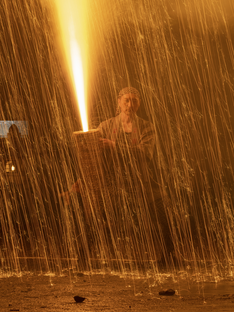 手筒花火発祥の地である吉田神社以外にも、4～10月にかけて豊橋市や豊川市の各地の神社で手筒花火が行われる（撮影：金武 武）<br><span class="fnt-85">OM-1／M.ZUIKO DIGITAL ED 40-150mm F2.8 PRO／120mm（240mm相当）／マニュアル露出（1/4秒、F11）／ISO 400</span>