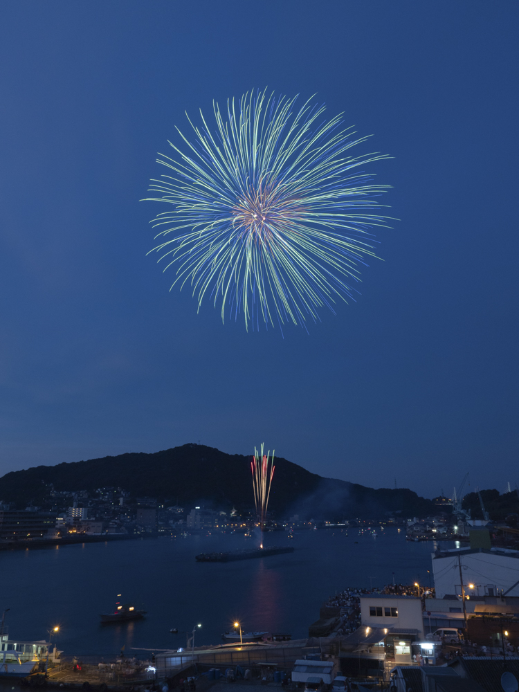 一定の大きさの花火を打ち上げ続けるので初心者でも撮りやすい（撮影：金武 武）<br><span class="fnt-85">E-M1 Mark II／M.ZUIKO DIGITAL ED 12-40mm F2.8 PRO／12mm（24mm相当）／マニュアル露出（2.5秒、F8.0）／ISO 200</span>