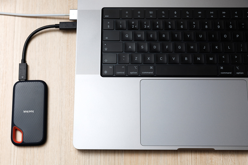 インタフェースはUSB 3.2 Gen 2。USB Type-C端子による接続で、バスパワーなので電源等は必要とせず、ケーブル1本でPCと繋ぐだけ。外形寸法は9.6×52.55×100.8mm