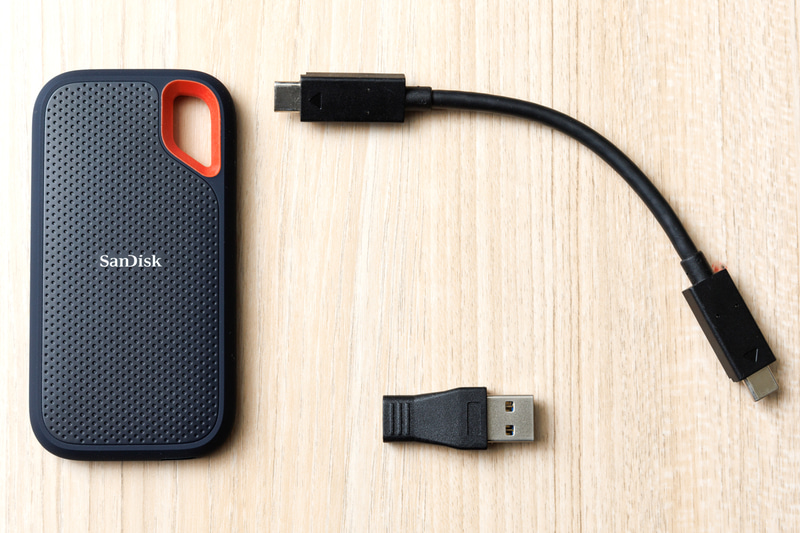 製品にはUSB Type-C to Type-Cのケーブルが付属。Type-C to Type-Aアダプターも同梱されているが、これはUSB規格に準拠していないものなので注意が必要。ケーブルを買い足す際には、対応する転送速度に気を付けたい