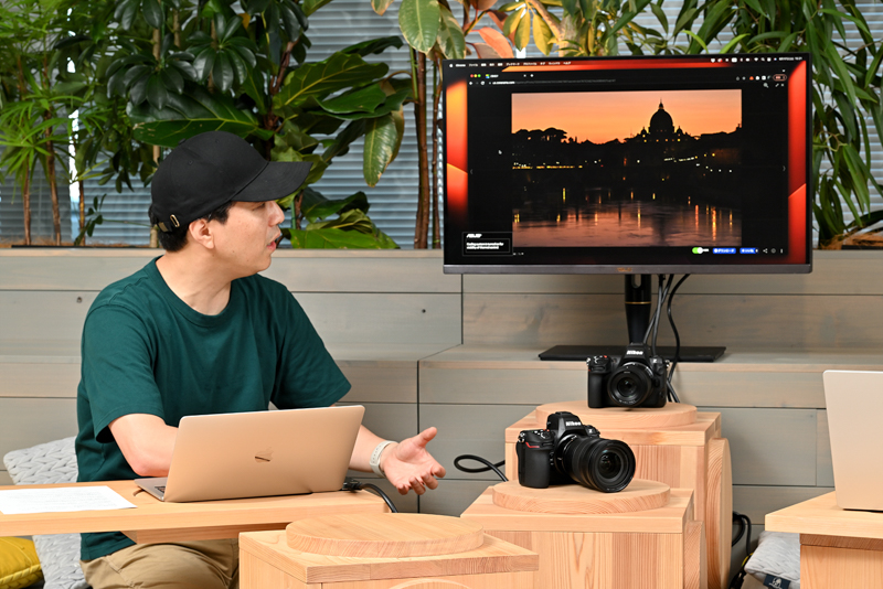 別所さんの作品を見ながら。用意したHDRモニターは「ASUS ProArt PA32UCX-P」（32型4K。ピーク輝度1,200nit）