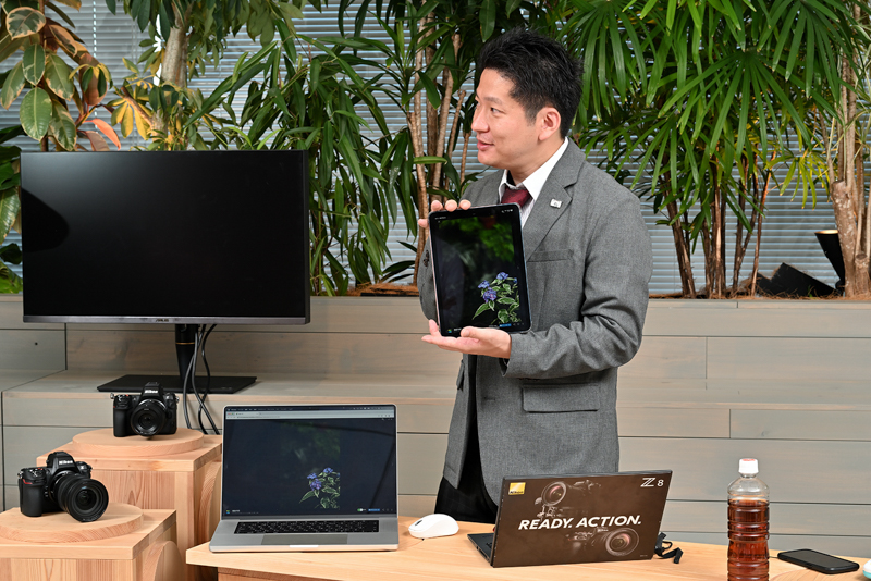 土谷さんの作品をXDRディスプレイのMacBook Pro（ピーク輝度1,600nit）とiPad Air（最大500nit）で表示。階調表現に違いは見られたが、異なる写真に見えてしまうような印象はなかった